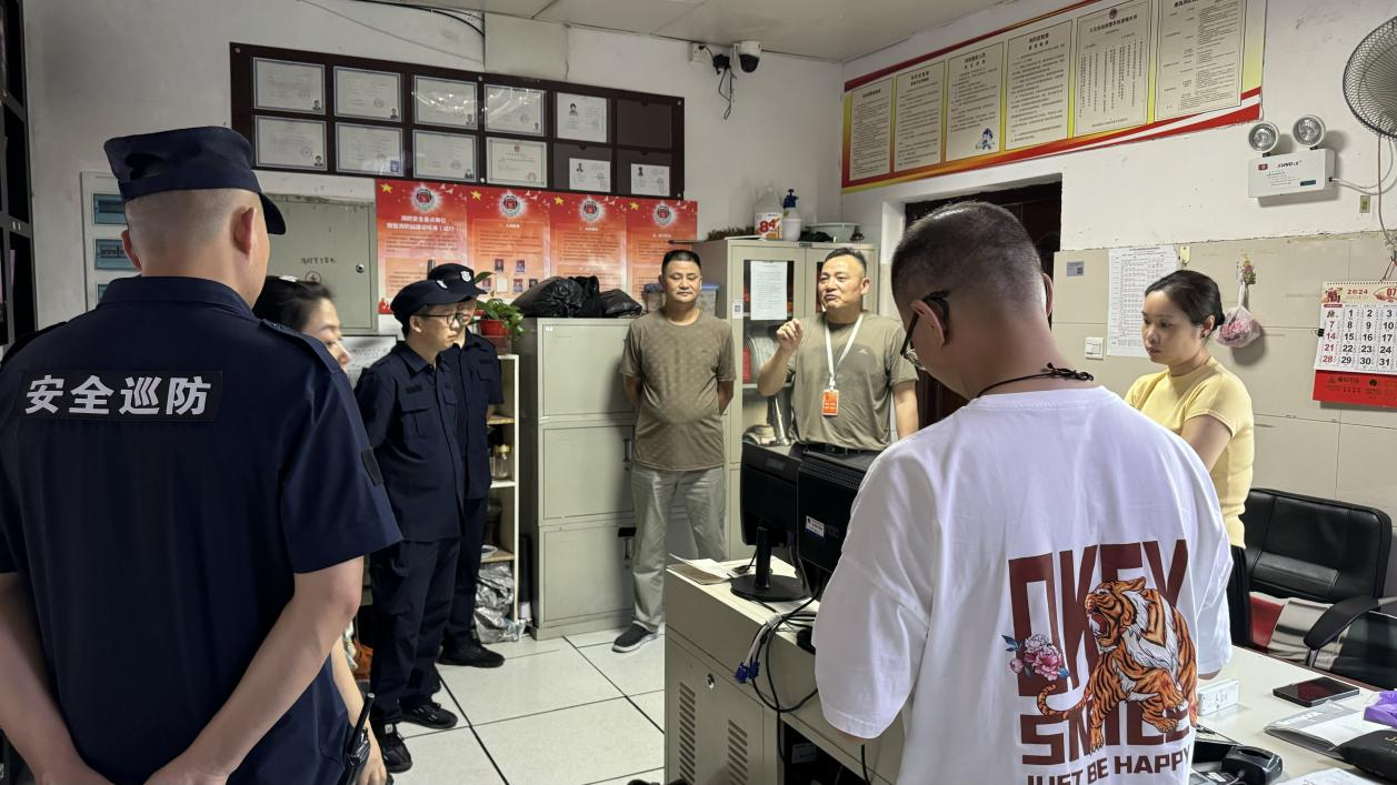 錢江商城組織消防控制室值班操作人員及安全員開展消防安全專項培訓