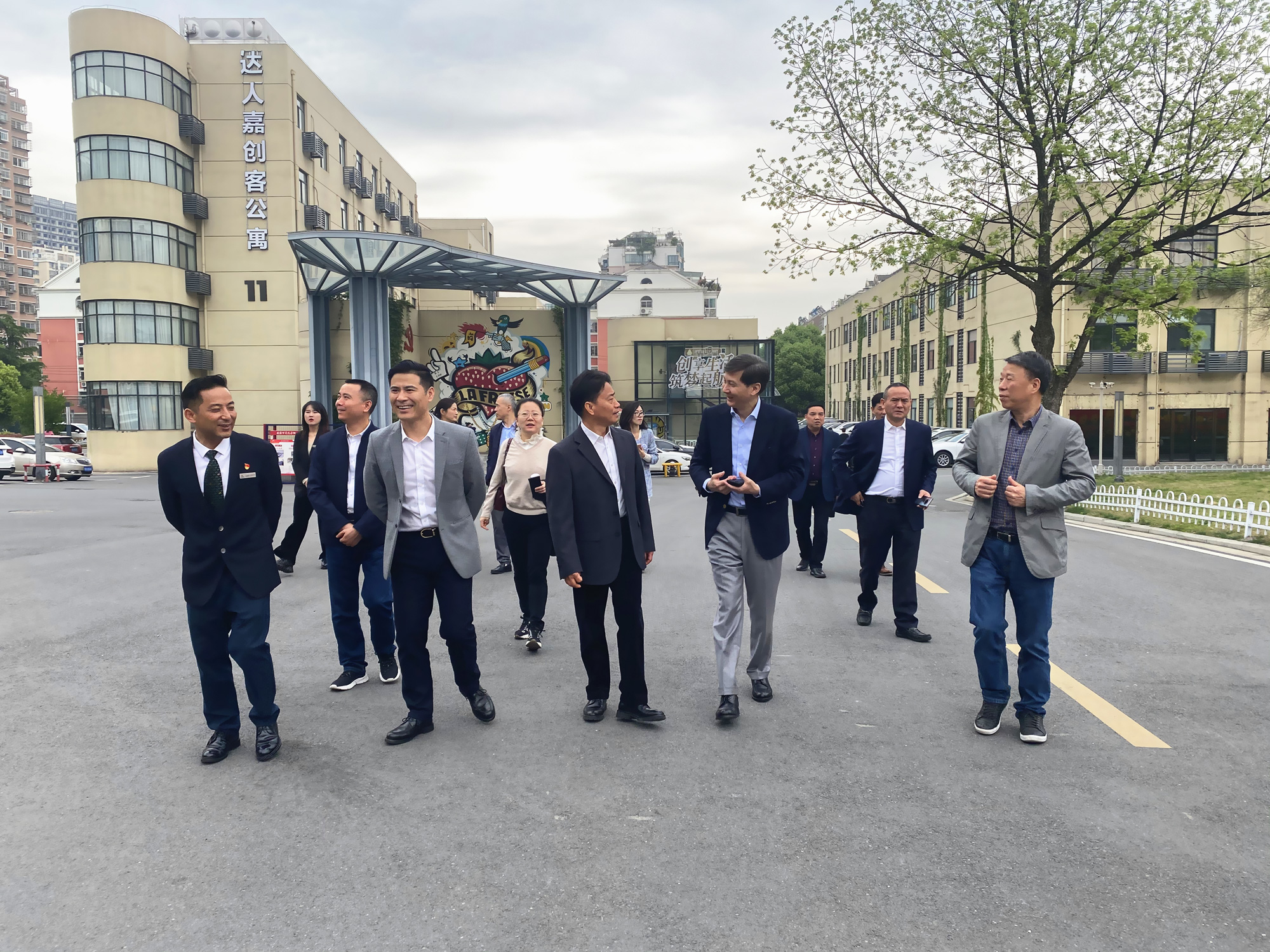 杭州市政協(xié)副主席、市工商聯(lián)主席馮仁強(qiáng) 一行蒞臨廬陽建華文創(chuàng)園考察