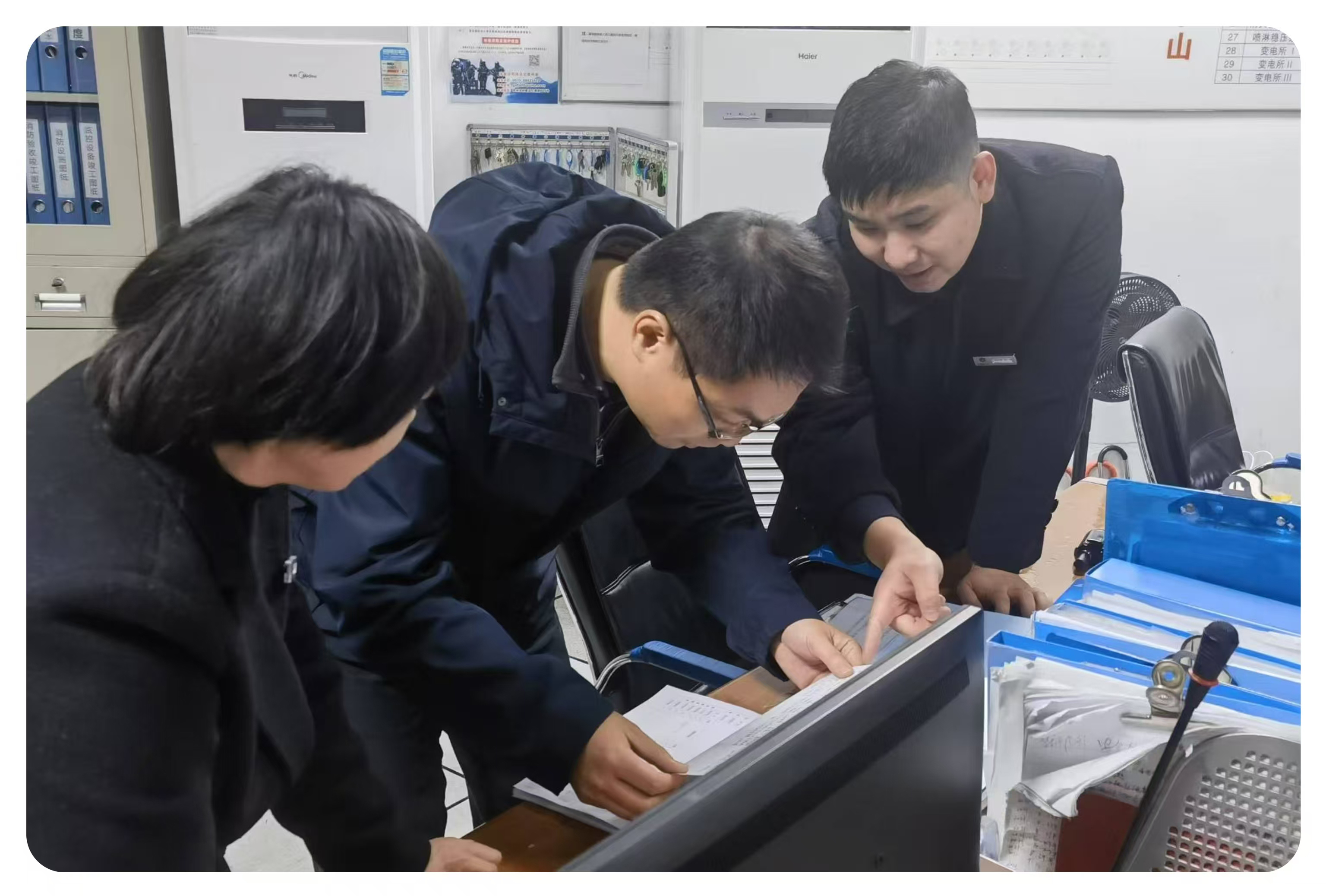 區(qū)商務(wù)局項(xiàng)坤副局長(zhǎng)蒞臨水晶城開展春節(jié)前安全檢查