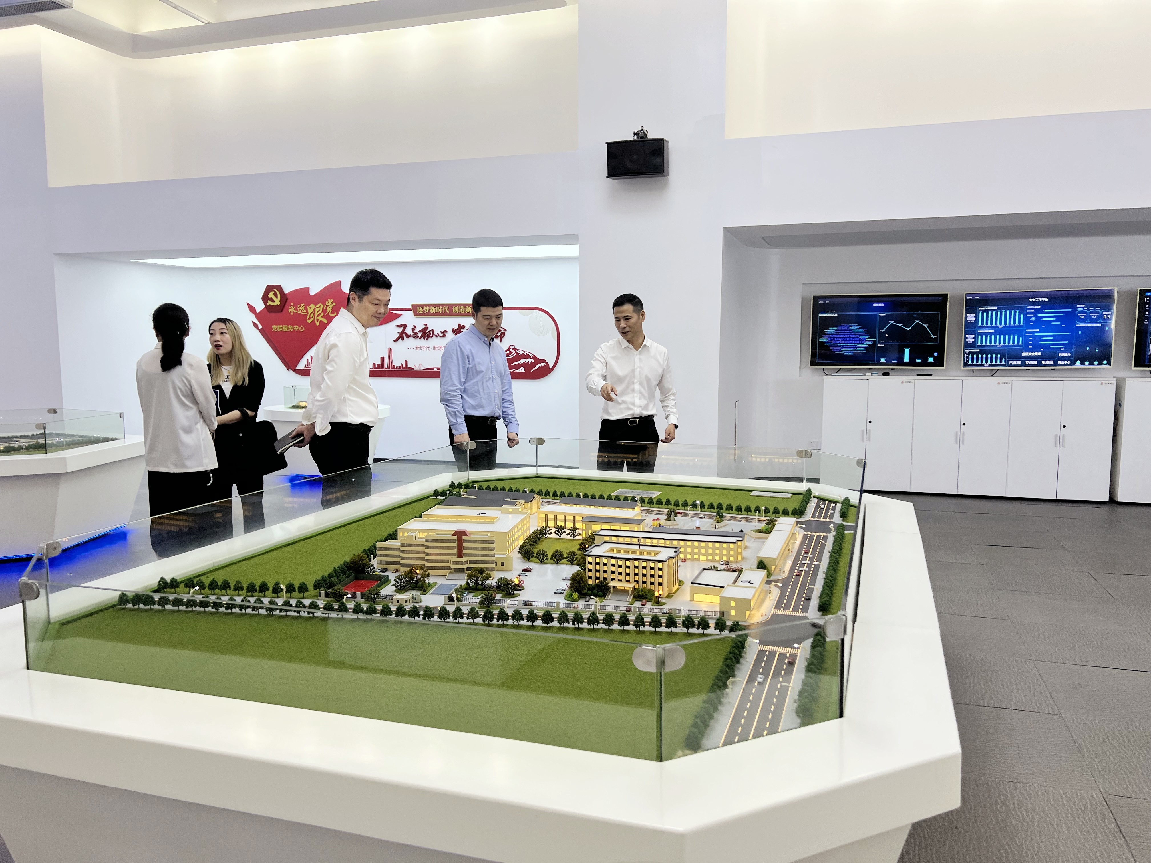 拱墅區(qū)祥符街道黨工委副書記、辦事處主任張洪明一行蒞臨杭州建華文創(chuàng)集團(tuán)調(diào)研指導(dǎo)