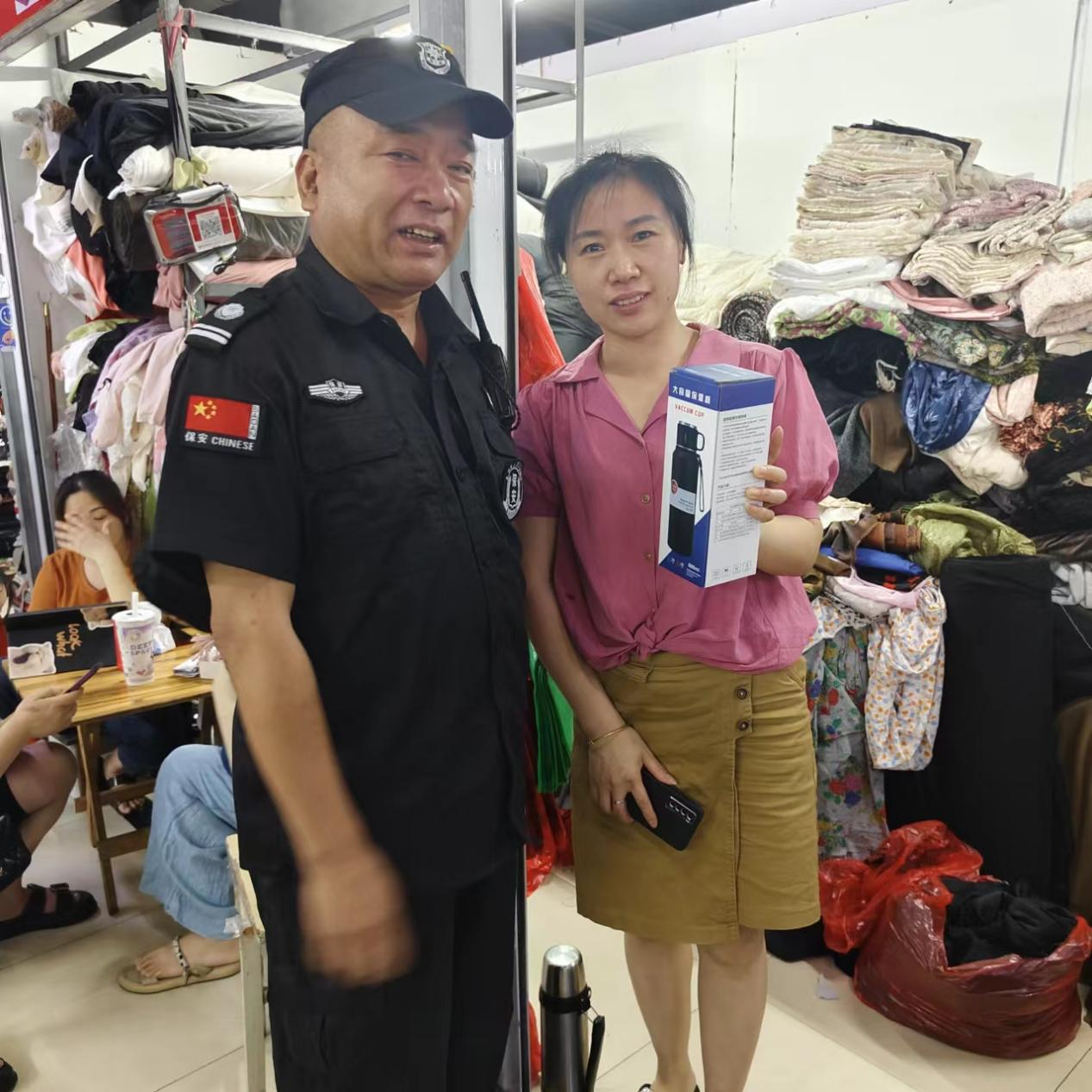 化險為夷！熱心商戶見義勇為，危急情況扶梯救人