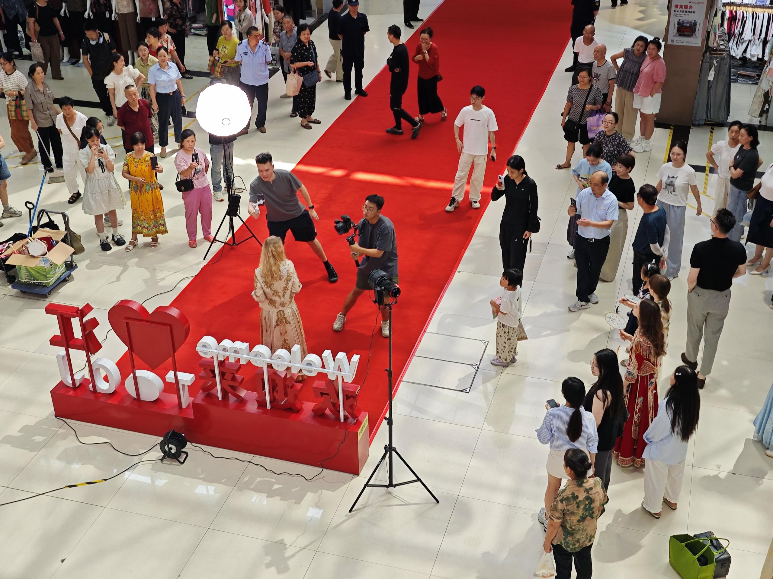 錢江商城舉辦時尚走秀，多元商品魅力盡顯