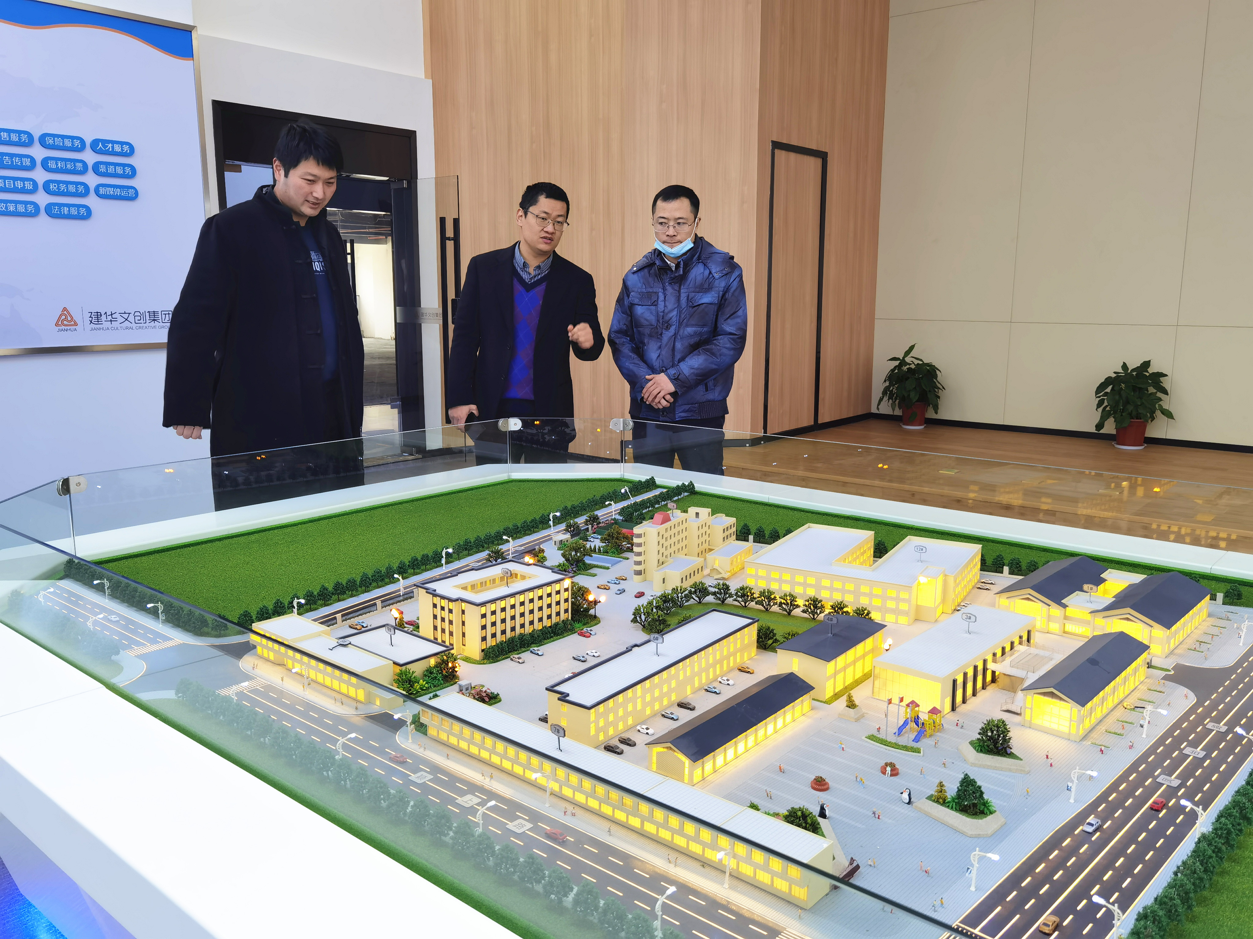 來鳳縣考察團蒞臨建華文創集團調研交流