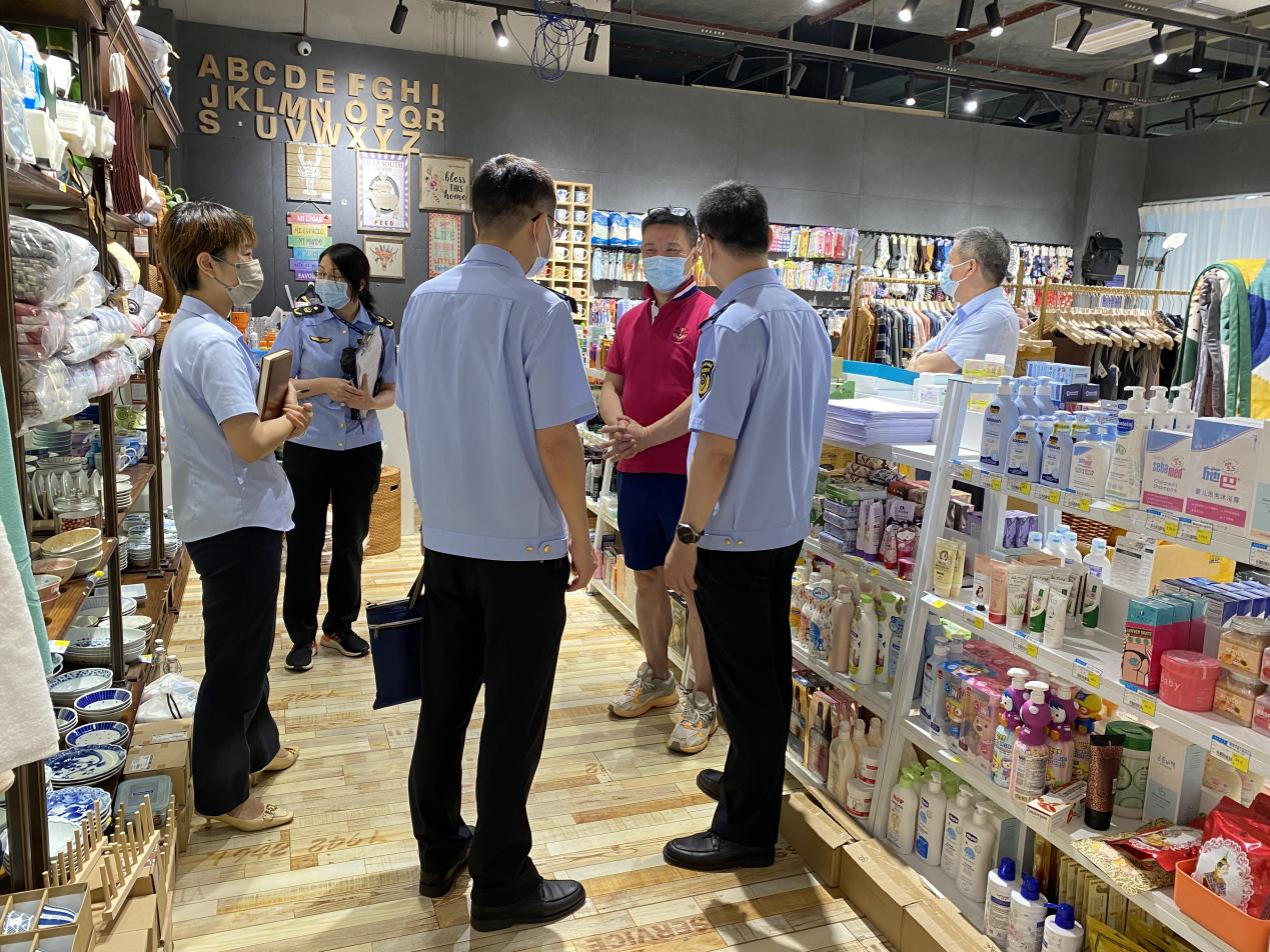 杭州市市場(chǎng)監(jiān)督管理局陳丹堅(jiān)副局長(zhǎng)走訪錢江商城檢查疫情防控工作