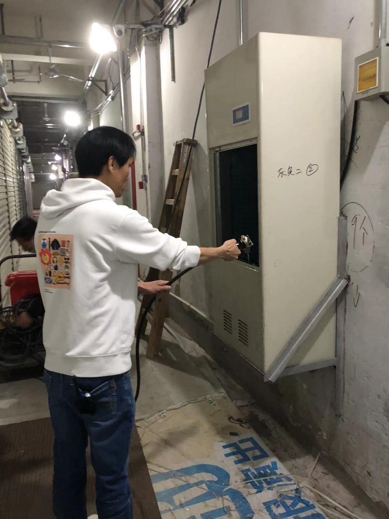 錢江商城對水晶城倉庫除濕機(jī)進(jìn)行清洗